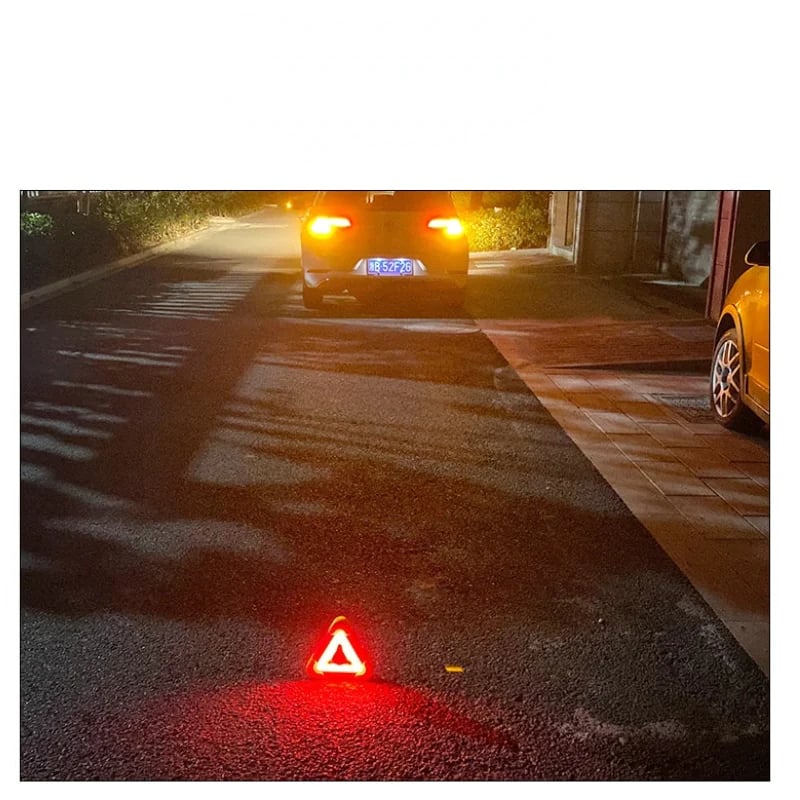 🔥2026 New Arrival🔥3-IN-1 Solar Emergency Triangle Warning Light at the Roadside